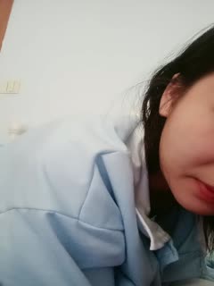 国产直播清纯的良家小妹全程露脸在家发骚，奶子翘挺逼逼很肥啊，玩的好嗨掰开骚穴给狼友看，自慰阴蒂呻吟精彩又刺激