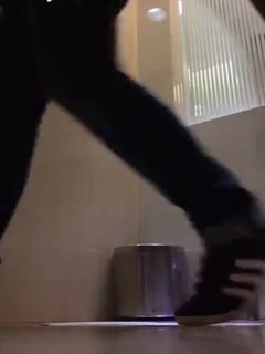 麻豆AV【厕所偷拍】滑冰的妹子差点尿到裤子里