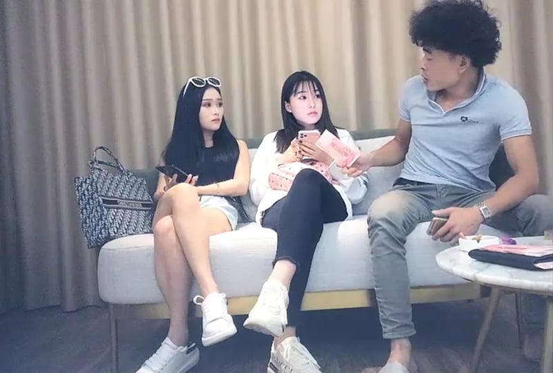 国产自拍一次叫了两个妹子，本以为可以双飞