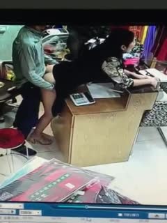 国产自拍服装店老板偷情操服务员,不小心被监控捕捉到了,女的很配