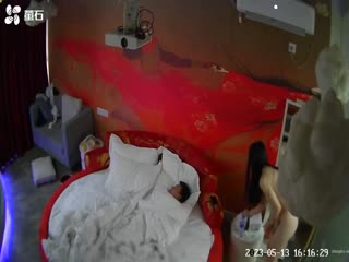 自拍,偷拍,泄密5.13新台首发萤石云酒店红色圆床投影房偷拍❤️白嫩校花美女和男朋友开房激情