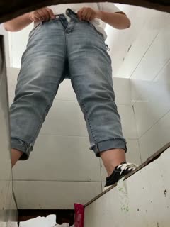 自拍,偷拍,泄密四月精品厕拍大神潜入路边沟厕近距离全景正面偷拍N个妹子尿尿❤️眼镜少妇憋了很久尿完销魂的表情对着镜头