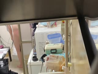 自拍,偷拍,泄密有点邪恶的宿管员爬窗偷窥 大二女生宿舍里的春光