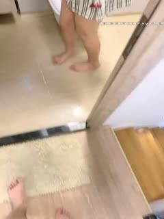 国产直播【人间水蜜桃】一男三女翘屁股扭动掰穴，厕所尿尿口口舔JJ非常诱人，很是诱惑喜欢不要错过