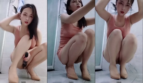 国产自拍【高颜值自慰】颜值超棒性感小姐姐！浴室大黑牛自慰！开档肉丝大肥臀，黑牛头部塞入，从下往上视角拍摄-1