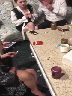 国产自拍KTV玩骰子输了，男的被罚 舔旁边美女的奶头，美女都主动献奶了，男的吃个奶子都这么磨磨唧唧！不行我来！