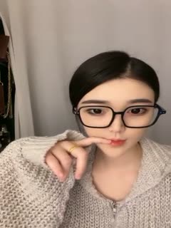 国产直播神似冯提莫-眼镜美女 苏苏LUCKY- 超有范，这小穴干净整洁，好想下口舔爆她，叫床叫得这么好听2V！ (2)