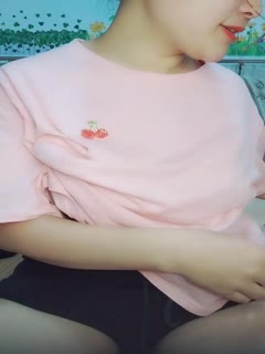 国产直播大乳晕爆奶少妇露脸直播大秀，哺乳期的奶子就是性感，黑丝高跟淫声荡语，道具自慰骚穴挤奶水给狼友精彩刺激