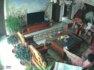 自拍,偷拍,泄密《家庭摄像㊙️破解泄密》民宅黑客入侵真实偸拍寂寞白嫩贵妇客厅看片自摸⭐疯狂小姐姐一字马手指当屌坐插看点十足