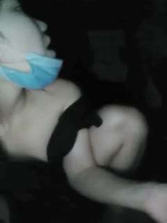 国产自拍为了礼物太拼了美女主播在寒冷的夜晚和两个大爷户外玩3P直播对白搞笑