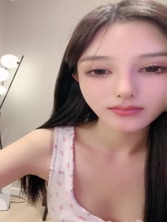 国产直播超美网红脸女神妹子，性感白丝比基尼，身材超棒，人间尤物椅子上特写白虎穴