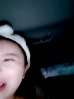国产直播颜值还不错的清纯美女和3网友相约群交啪啪,在车上嘴里被迫一直吃着鸡巴,到家后扒光衣服同时伺候3个插逼!,国语!