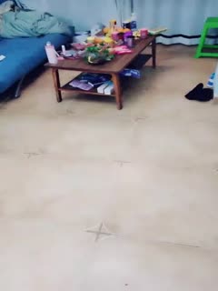 国产自拍两个小姐妹玩的正嗨的时候来了一位男生开始3P