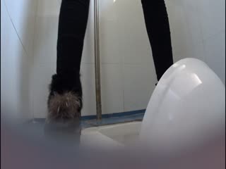 自拍,偷拍,泄密吊丝高中男同学在女厕偷放偷拍设备偷拍女同学嘘嘘设备还不错能清晰听到声音