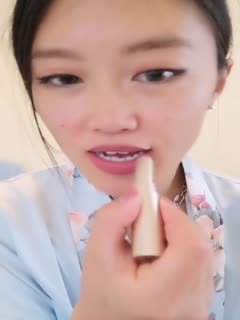 国产直播人妻的诱惑，露脸火辣艳舞刺激狼友，揉奶玩逼自己叼着内裤揉捏骚奶子，淫声荡语互动撩骚，吸吮手指都流口水