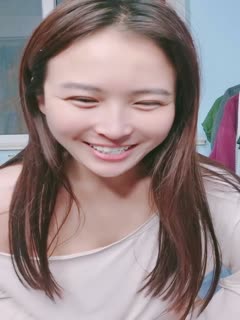 国产直播温柔的小少妇露脸深夜撩骚互动狼友，脱了衬衫就开始骚，揉奶玩逼自慰，逼逼里塞着跳蛋，扣着逼要舔狼友鸡巴