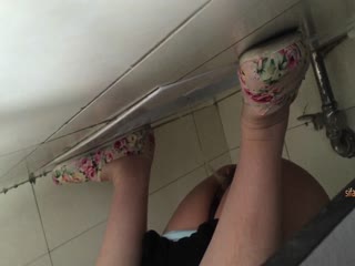 自拍,偷拍,泄密国内厕拍牛人潜入某高校图书馆女厕多角度偷拍妹子嘘嘘奇怪有个美眉没有穿鞋