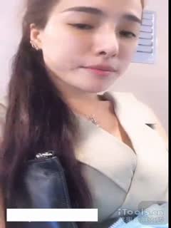国产自拍大胆女主播阳光女孩兰轩儿竟在高铁上直播道具插穴，真够拼