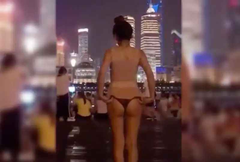 国产自拍大胆台湾妹子上海外滩户外直接脱内裤