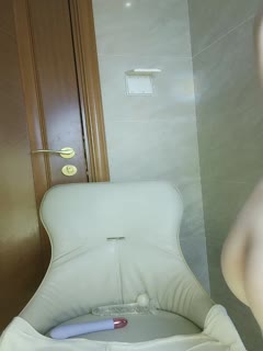 国产直播极品小可爱，全程露脸白丝诱惑，淫水已湿透逼逼，跟狼友互动撩骚听指挥，道具抽插骚穴，淫水多多呻吟可射
