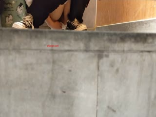 自拍,偷拍,泄密19年最新厕拍 一位身材小巧玲珑的餐厅服务员