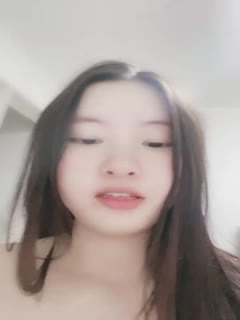 国产直播良家小少妇露脸一个人在家陪狼友嗨，全程露脸风骚的大屁股，奶子不小自己揉捏，近距离自慰逼逼玩阴蒂好多水