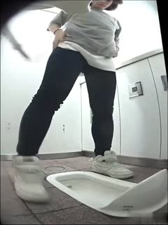 自拍,偷拍,泄密《魔手㊙️外购》地铁站内公共女蹲厕双视角偸拍下班高峰各类OL白领小姐姐大小便㊙️亮点多多极品双洞微张好性感1