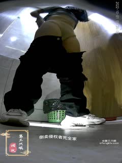自拍,偷拍,泄密九月最新流出国内厕拍大神❤️潜入酒吧女厕开着小电筒偷拍小姐姐尿尿第5季抽电子烟的靓妹