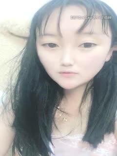 国产直播非常干净粉嫩白虎萝莉萌妹露逼诱惑，姐妹掰穴特写摸几下就流水非常诱人