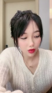 国产自拍楚楚女神性感开撩，火辣热舞抖奶翘臀，互动撩骚揉奶玩逼