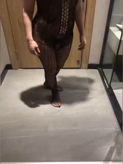 国产自拍酒店开着门让母狗自慰，她还不知情，全程沉浸式、当发现时羞死了！