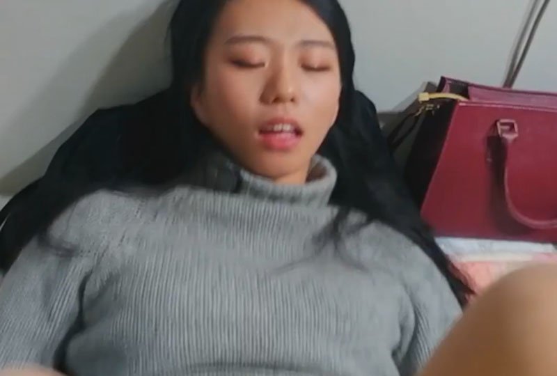 国产自拍报道第一天就被领导领出开房!