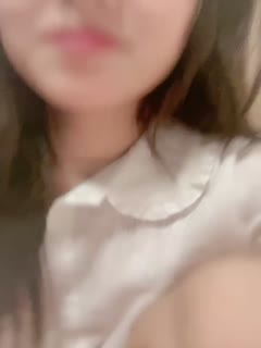 国产直播小小年纪傲人胸部露脸美少女独自在家露脸自慰掰穴，美甲手指掰穴白浆渗出，