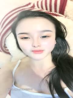 国产直播高颜值白皙妹子【童颜巨乳】大黑牛震动肥逼，头部插入震动呻吟非常诱人，很是诱惑喜欢不要错过