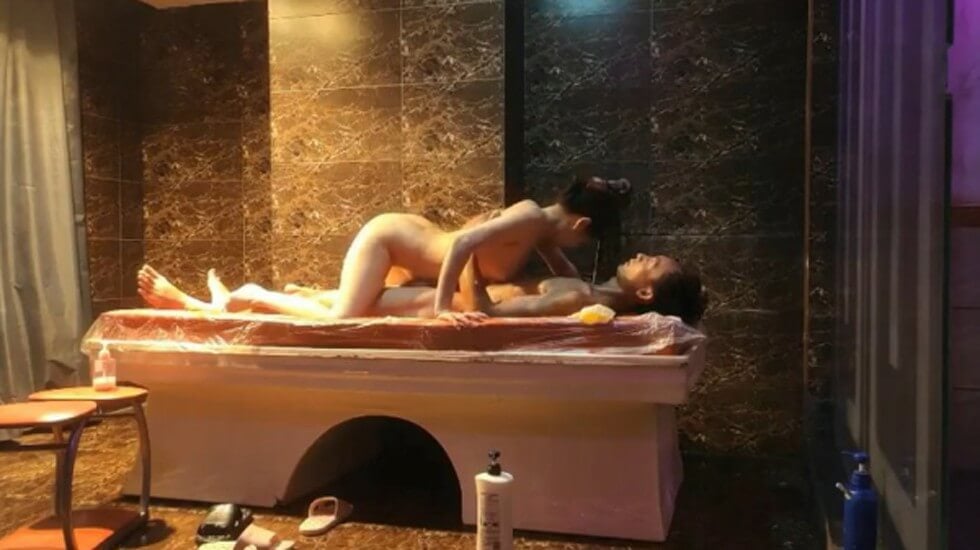 国产自拍水疗馆62号女技师偷拍客户服务,包臀裙水床上乳推,转战到床上舔菊花,全套老哥抬起双腿猛操