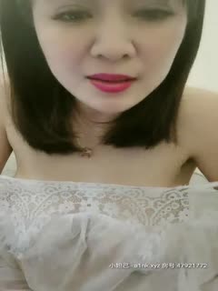 国产直播❤巨乳阿姨❤：你这样着人家越摸奶越大，我流了好多好多的淫水啦 好痒好痒儿子儿子你好会舔，妈妈现在逼好痒妈妈想要高潮！