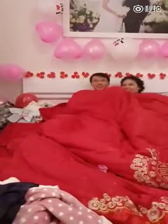 国产自拍全国各地各种闹洞房玩疯了！漂亮新娘居然让客人轮流看逼上