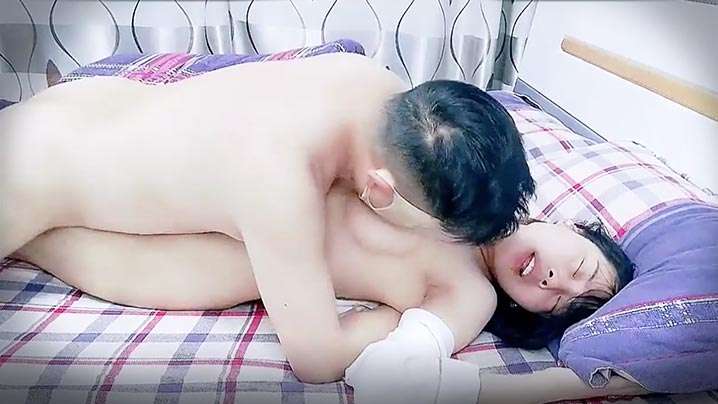 自拍,偷拍,泄密KU喂不饱的小少妇露脸镜头前发骚诱惑大哥，让大哥压在身下蹂躏，亲着小嘴揉着奶吃骚奶子，大鸡巴各种暴力抽插。
