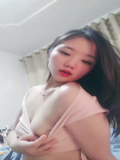 国产直播甜美骚妹子全程露脸深夜销魂，很会勾搭狼友揉奶玩逼，掰开小穴看特写好嫩好紧，自慰逼逼自己舔淫水样子好骚