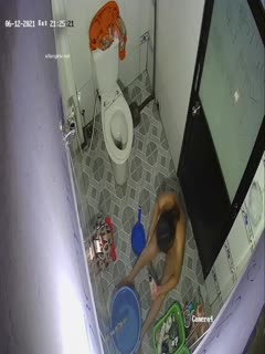 自拍,偷拍,泄密咸湿房东浴室偷装摄像头偷拍❤️身材不错的租客小姐姐一边洗澡一边看视频
